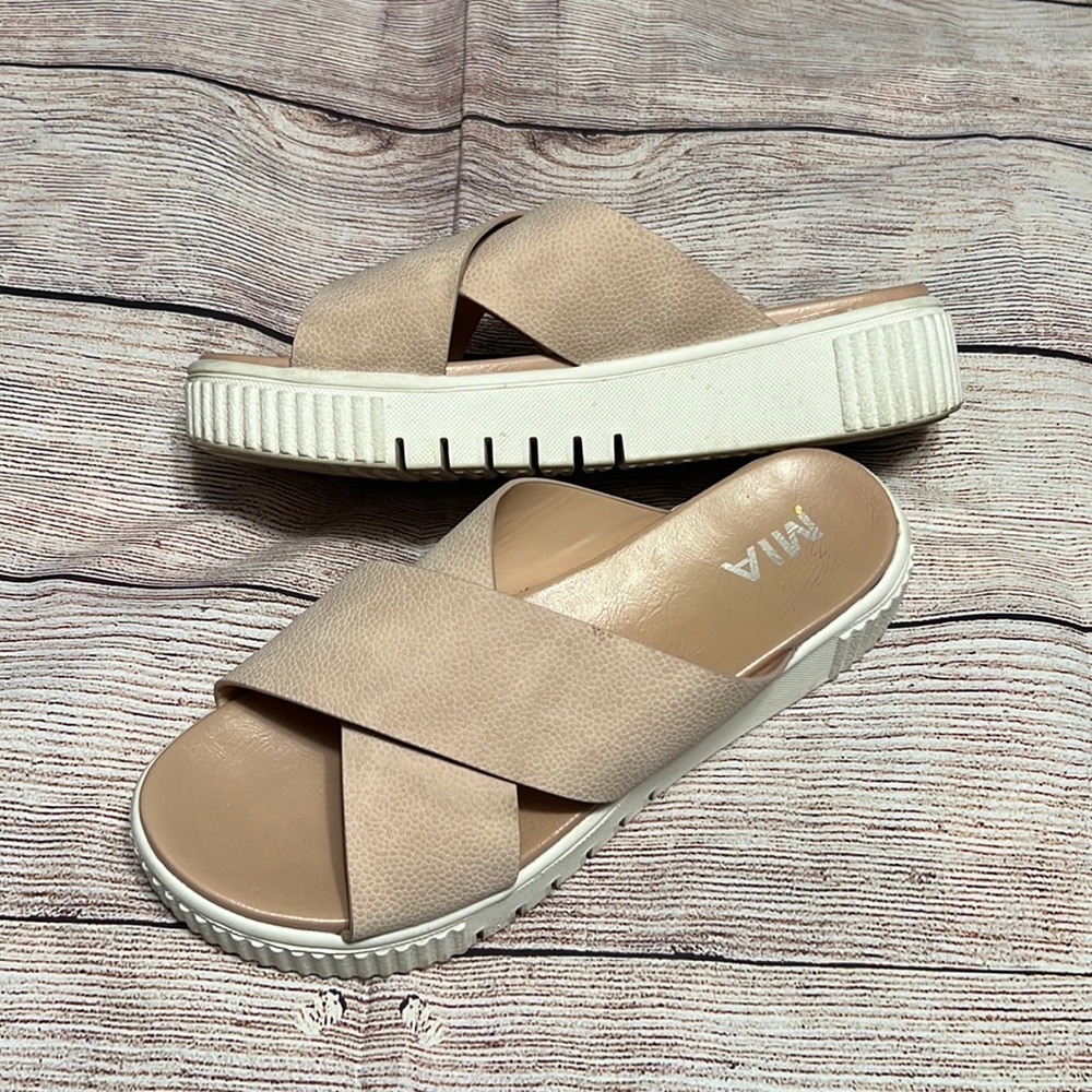 Like new MIA “Lia” platform slides